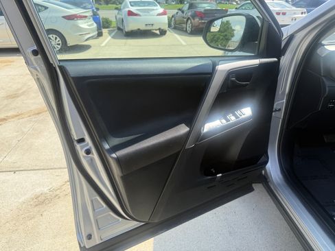 Used 2018 Toyota RAV4 LE FWD image 18