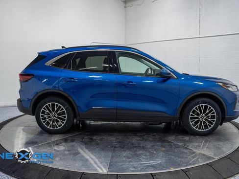 Used 2023 Ford Escape SE image 8