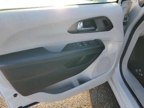 Used 2019 Chrysler Pacifica Limited image 8