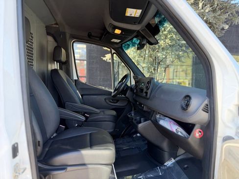 Used 2021 Mercedes-Benz Sprinter 2500 image 30