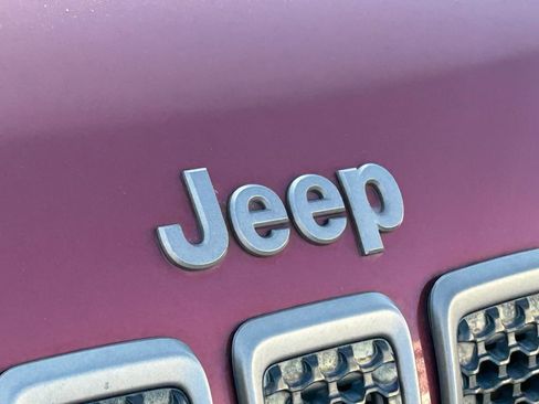 Used 2019 Jeep Cherokee Trailhawk w/ Cold Weather Group image 11