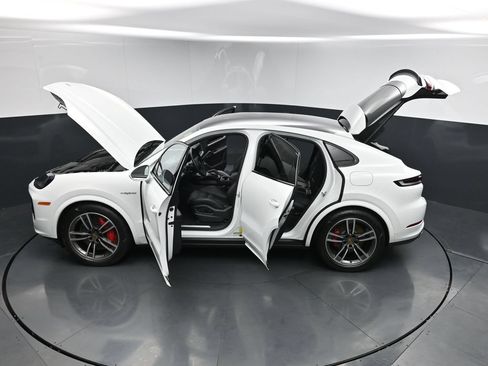 Used 2024 Porsche Cayenne Turbo AWD/4WD image 32