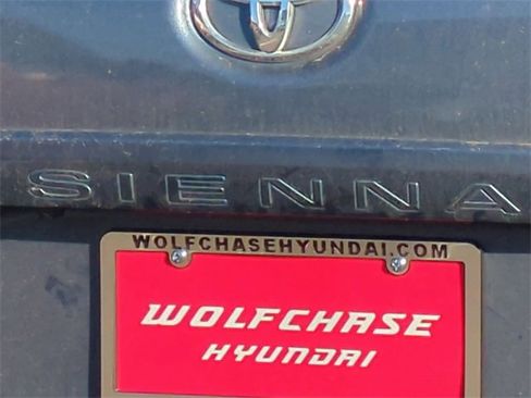 Used 2017 Toyota Sienna L image 8