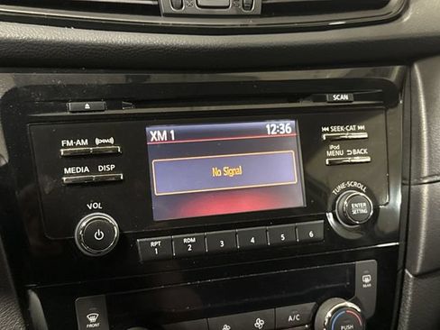 Used 2017 Nissan Rogue SV FWD image 14