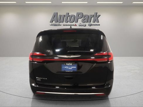 Certified 2024 Chrysler Pacifica Touring-L FWD image 6
