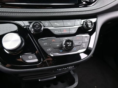 Used 2025 Chrysler Pacifica Select FWD image 19