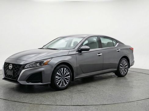Used 2025 Nissan Altima 2.5 SV FWD image 3