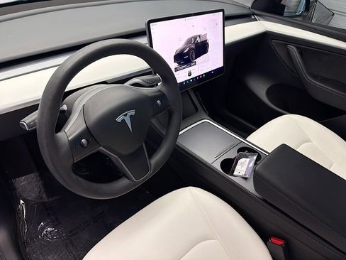 Used 2023 Tesla Model Y Performance image 7