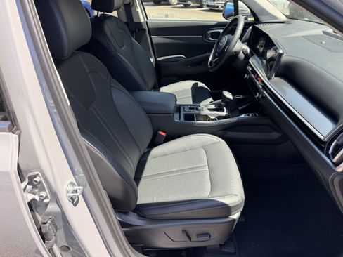 Used 2025 Kia Sorento EX w/ Panoramic Sunroof Package image 13