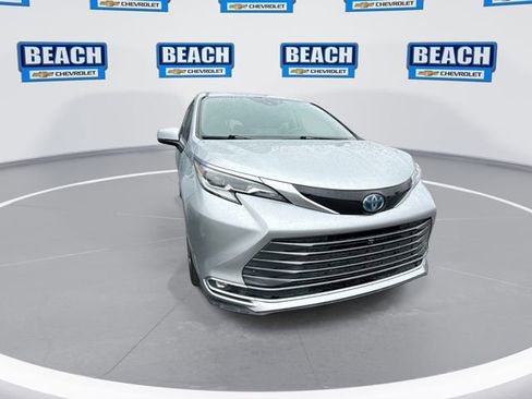 Used 2021 Toyota Sienna Platinum image 3