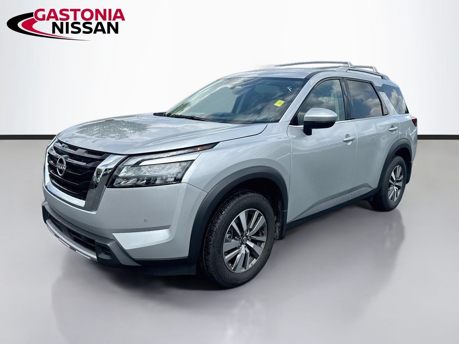 Used 2025 Nissan Pathfinder SL FWD image 3