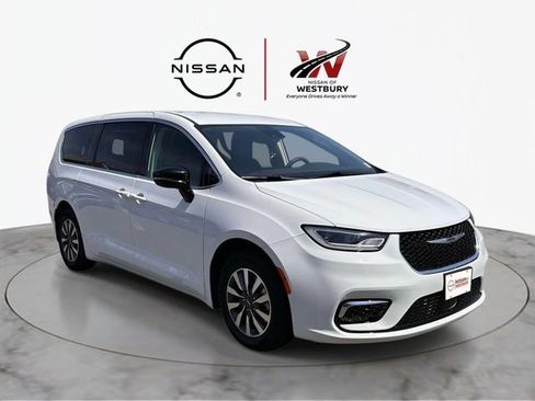 Used 2024 Chrysler Pacifica Limited FWD image 1