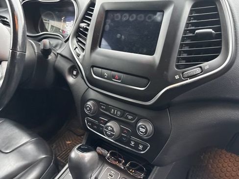 Used 2019 Jeep Cherokee Latitude Plus AWD/4WD image 9