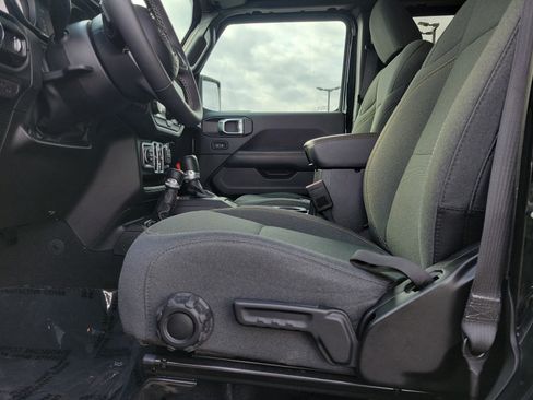 Used 2025 Jeep Wrangler Unlimited Sahara AWD/4WD image 16