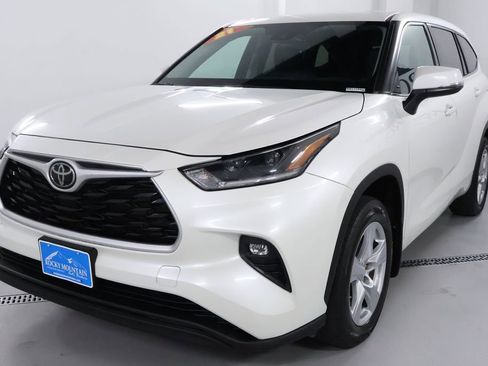 Used 2021 Toyota Highlander LE image 3