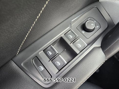 Used 2022 Volkswagen Tiguan SE image 30