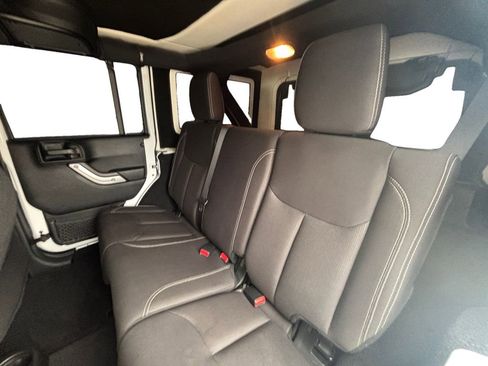 Used 2018 Jeep Wrangler Unlimited Sahara w/ Connectivity Group image 13