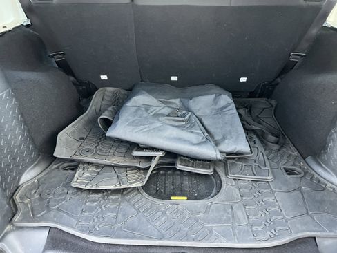 Used 2016 Jeep Wrangler Unlimited Rubicon w/ Connectivity Group AWD/4WD image 21