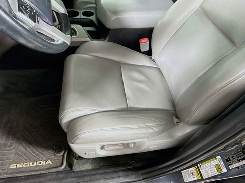 Used 2016 Toyota Sequoia Limited w/ Safety & Convenience Package image 18