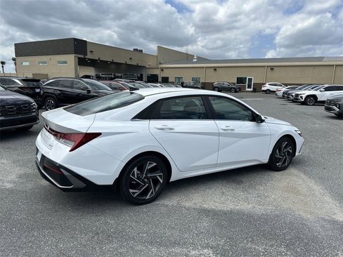 New 2025 Hyundai Elantra Limited image 10