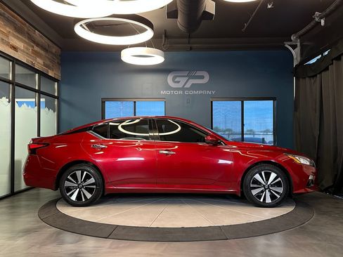 Used 2019 Nissan Altima 2.5 SV FWD image 2