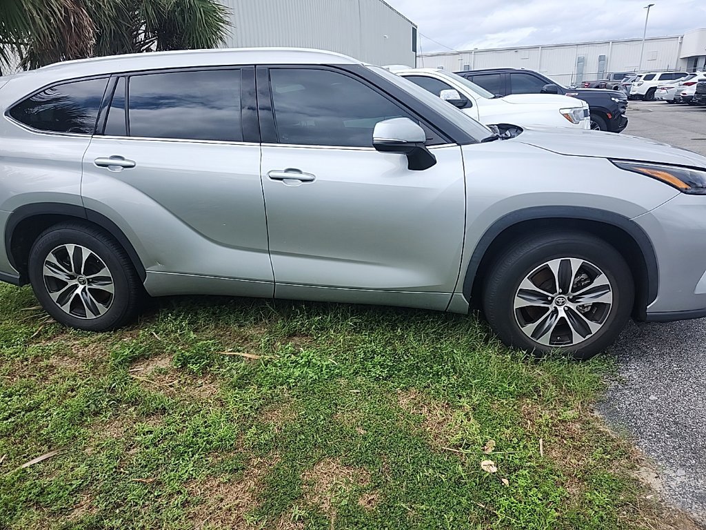 Used 2022 Toyota Highlander XLE FWD image 4
