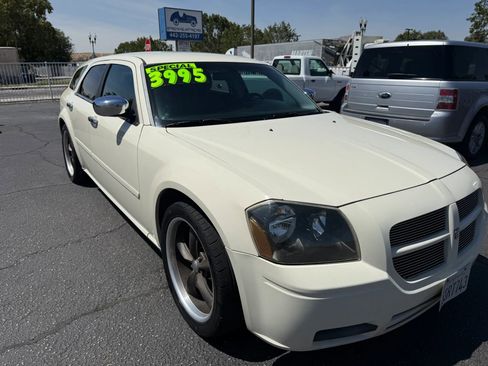 Used 2005 Dodge Magnum SE RWD image 1