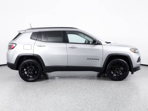 Used 2022 Jeep Compass Latitude w/ Sun and Sound Group AWD/4WD image 9