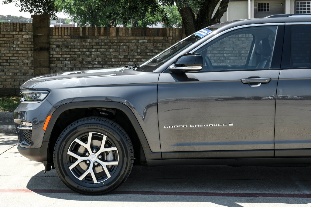 Used 2023 Jeep Grand Cherokee Limited AWD/4WD image 21