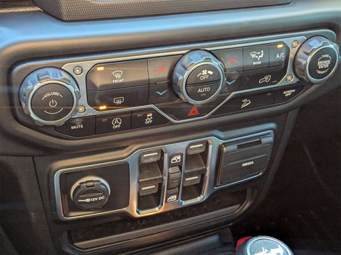 Used 2020 Jeep Wrangler Unlimited Sahara image 23