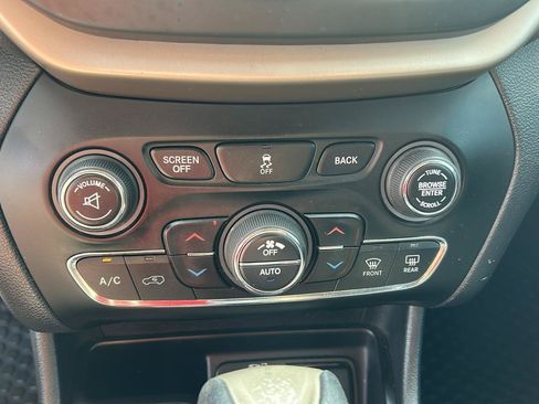 Used 2016 Jeep Cherokee Latitude w/ Comfort/Convenience Group AWD/4WD image 21