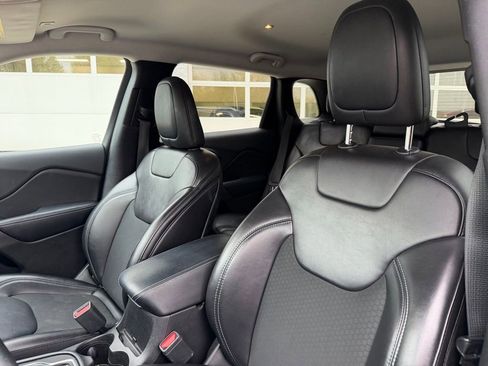 Used 2019 Jeep Cherokee Latitude Plus w/ Cold Weather Group AWD/4WD image 15