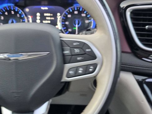 Used 2017 Chrysler Pacifica Limited w/ UConnect Theater Package FWD image 41