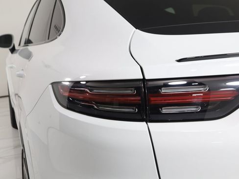 Used 2023 Porsche Cayenne Coupe image 40