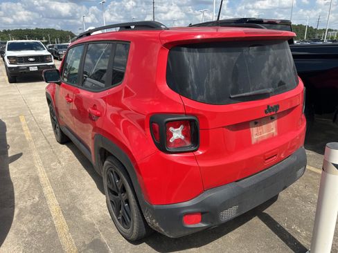 Used 2018 Jeep Renegade Altitude FWD image 2