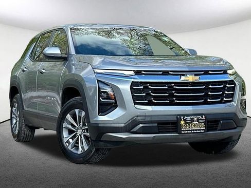 Used 2025 Chevrolet Equinox LT AWD/4WD image 2