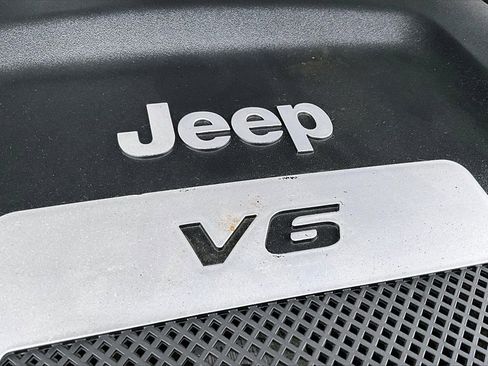 Used 2017 Jeep Wrangler Unlimited Sahara image 28