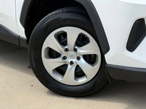 Used 2021 Toyota RAV4 LE FWD image 2