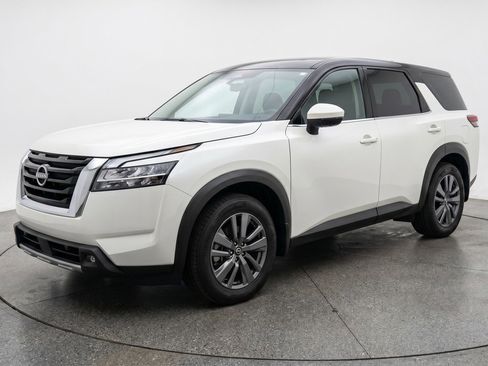 Used 2025 Nissan Pathfinder SV FWD image 3