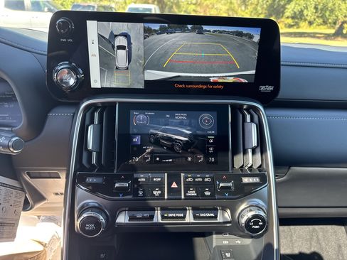 Used 2025 Lexus LX 600 4WD w/ Premium Package image 20