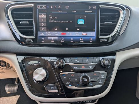 Used 2024 Chrysler Pacifica Touring-L FWD image 16