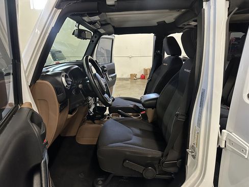 Used 2015 Jeep Wrangler Unlimited Rubicon w/ Connectivity Group AWD/4WD image 16