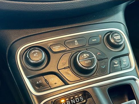 Used 2015 Chrysler 200 C w/ Navigation & Sound Group I image 17