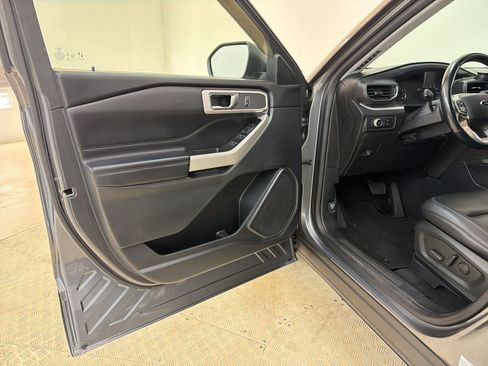 Used 2021 Ford Explorer XLT w/ Equipment Group 202A image 5