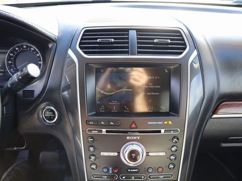 Used 2018 Ford Explorer Platinum image 19