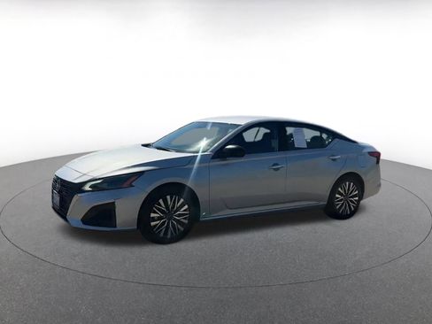 Used 2024 Nissan Altima 2.5 SV image 8