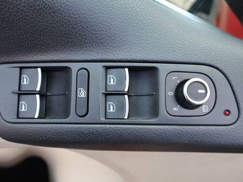 Used 2012 Volkswagen Tiguan S image 17