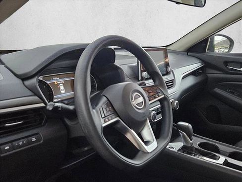 Used 2025 Nissan Altima 2.5 SV image 9