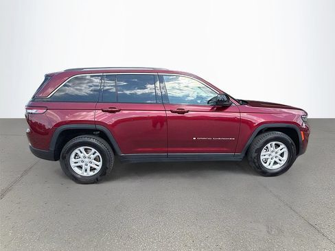 Used 2023 Jeep Grand Cherokee Laredo RWD image 3