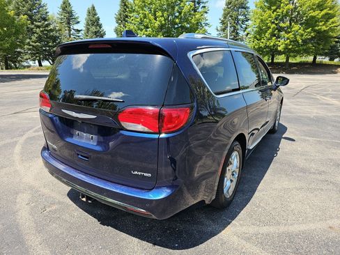 Used 2017 Chrysler Pacifica Limited w/ Advanced Safetytec Group FWD image 6